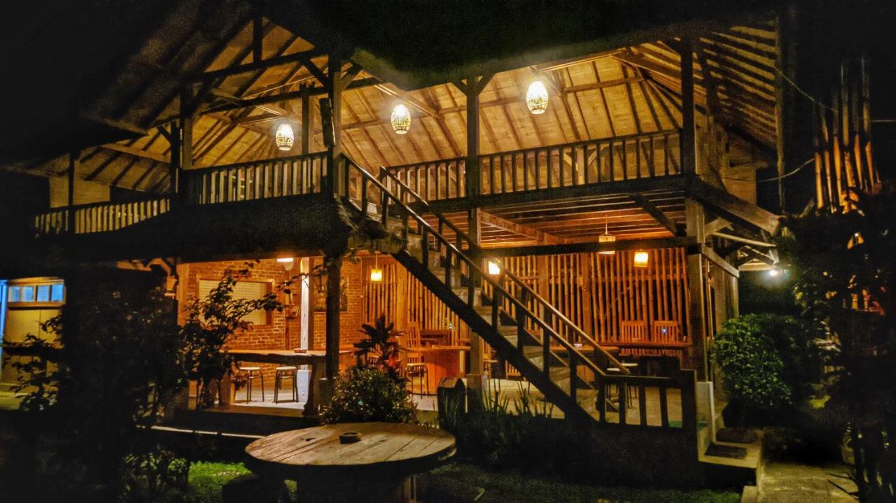 Peraja Bungalows Loyok Sangyang Екстериор снимка