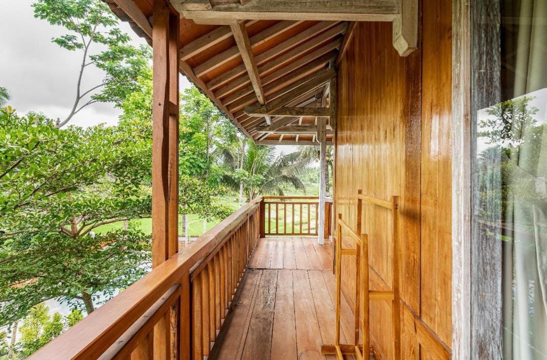 Peraja Bungalows Loyok Sangyang Екстериор снимка