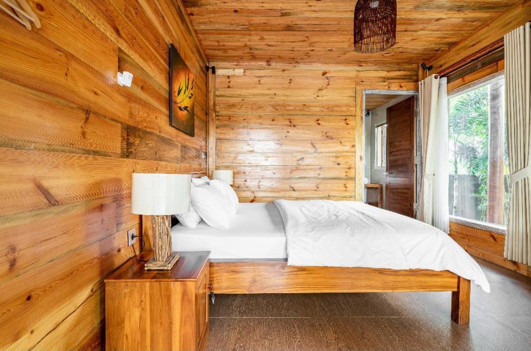 Peraja Bungalows Loyok Sangyang Екстериор снимка