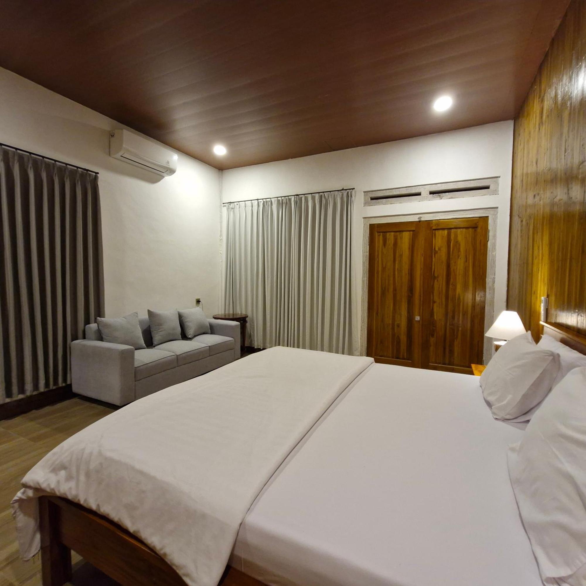 Peraja Bungalows Loyok Sangyang Екстериор снимка
